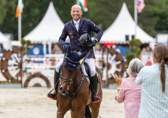 dm equestrian
